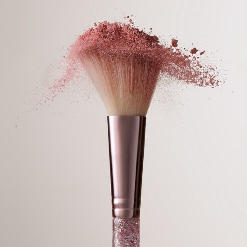 PAESE Cosmetics Glowerous Loose Highlighter lightweight texture blends easily for a seamless glow finish.