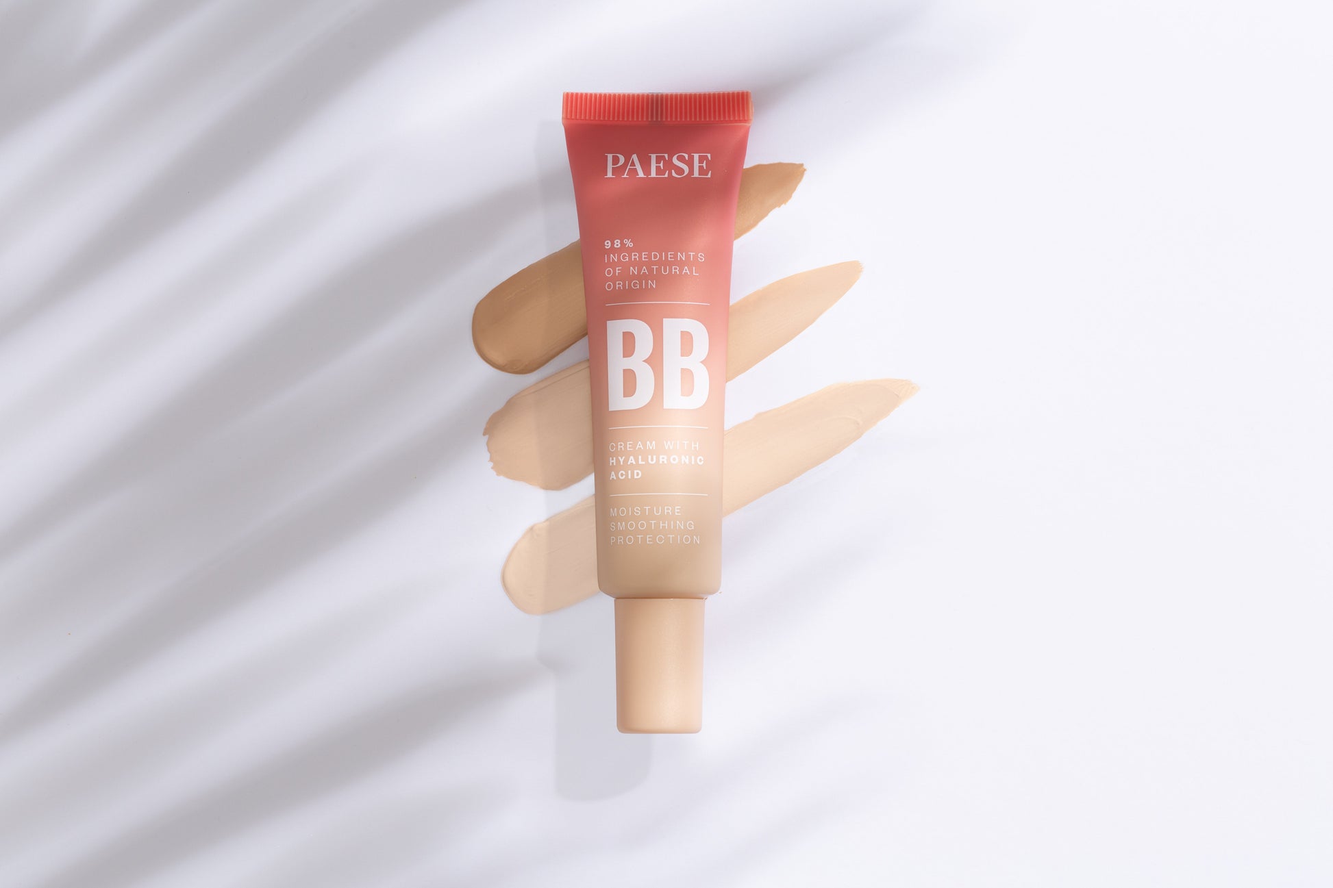 PAESE Cosmetics Vegan BB Cream with Hyaluronic Acid optically smooths the skin.